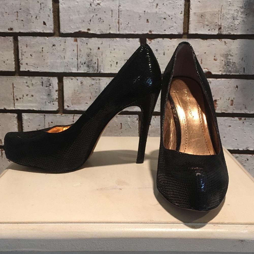 BCBG Black Snakeskin pumps